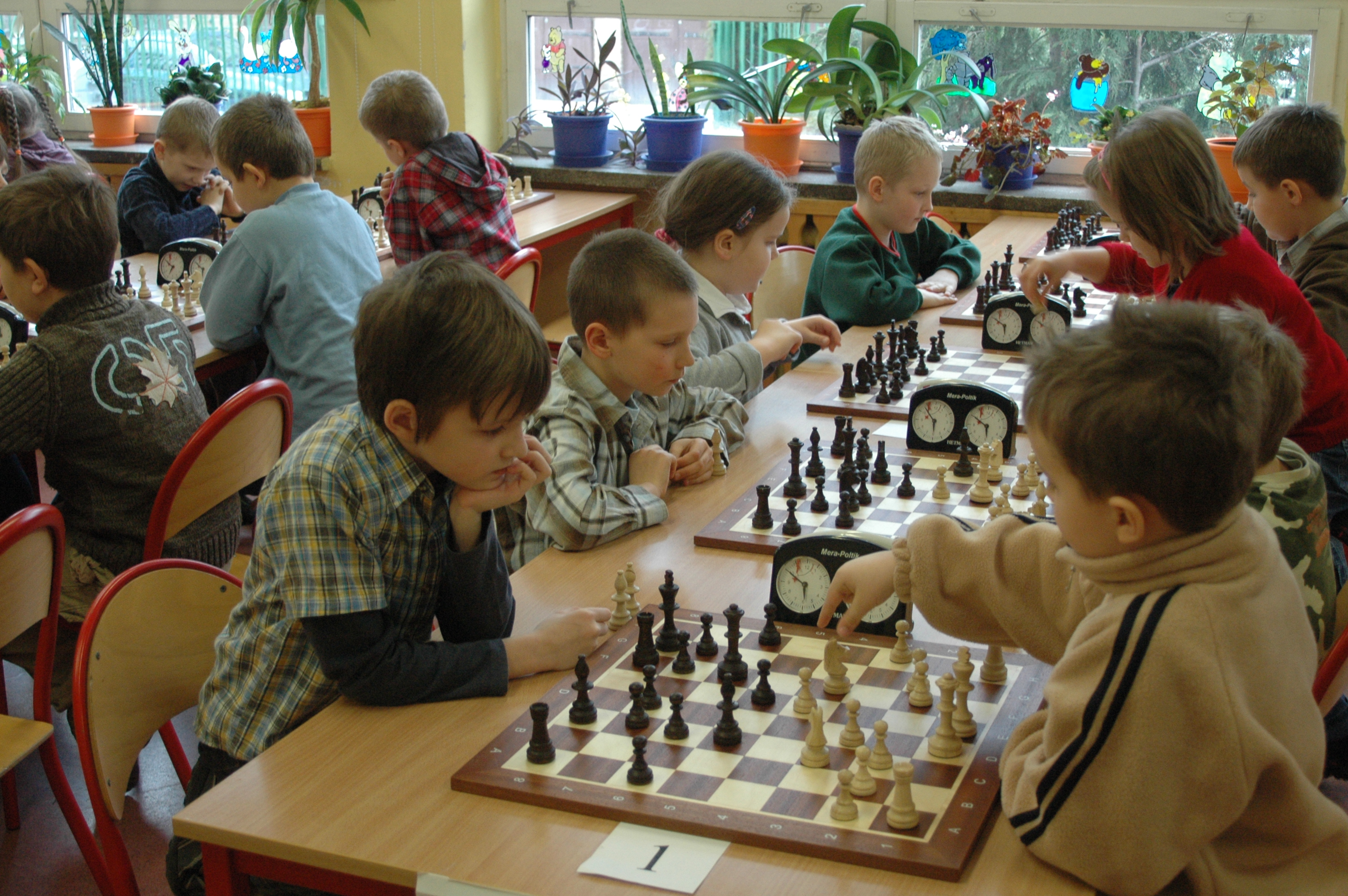 dzieci-graja-w-szkole-w-szachy