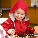 dziecko gra w szachy